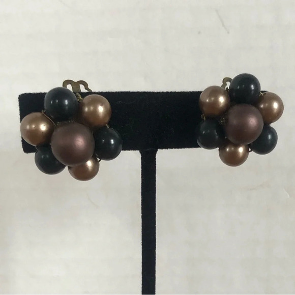 Vtg  Beaded Clip On Earrings - Picture 3 of 9